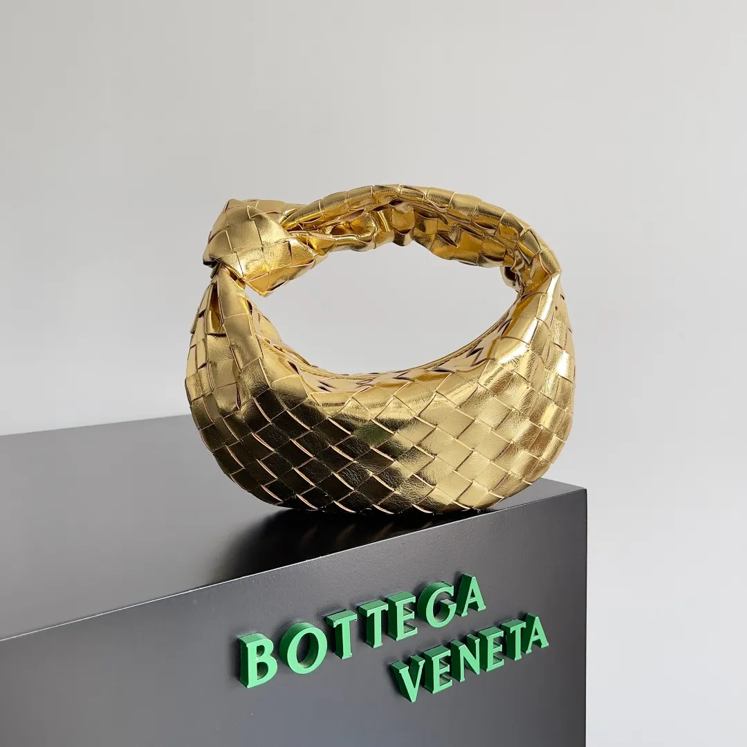 Batch 1160 Bottega veneta͙.——The latest woven knotted hobo🔥 The top-grade lambskin leather is very soft, the bag shape is unique, practical and durable. It retains the traditional woven elements while being a little more flamboyant ~ Made of hand-woven sheepskin, zipper opening and closing, curved seamless structure, effortless to match. Highly recommended⚠️⚠️⚠️ The highest-end in the market🌈 Welcome to compare [all shipped from the factory with a full set of packaging] size: 26x13x8.5cm.    Model: 651876